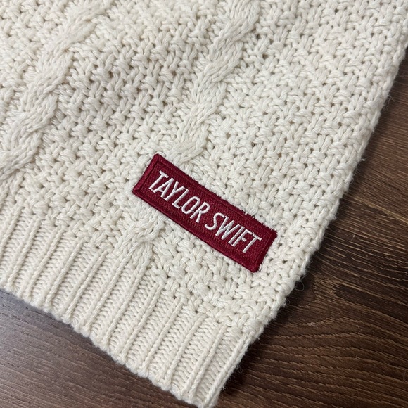 Taylor Swift Authentic Red Cardigan - Picture 2 of 3